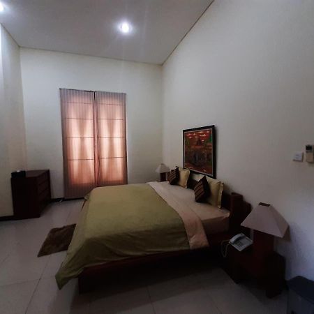 Alloro Guesthouse Pacitan Eksteriør bilde