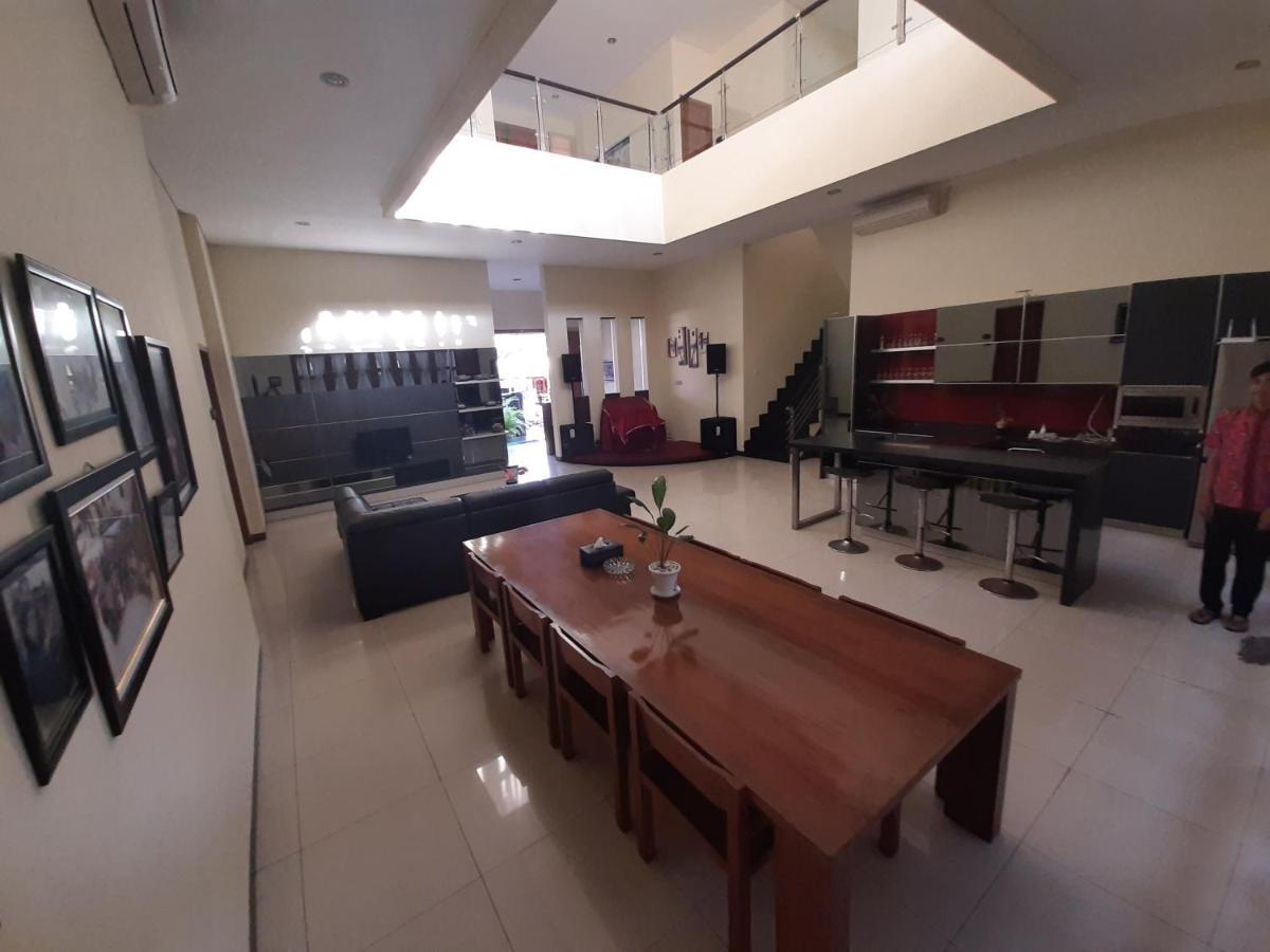 Alloro Guesthouse Pacitan Eksteriør bilde