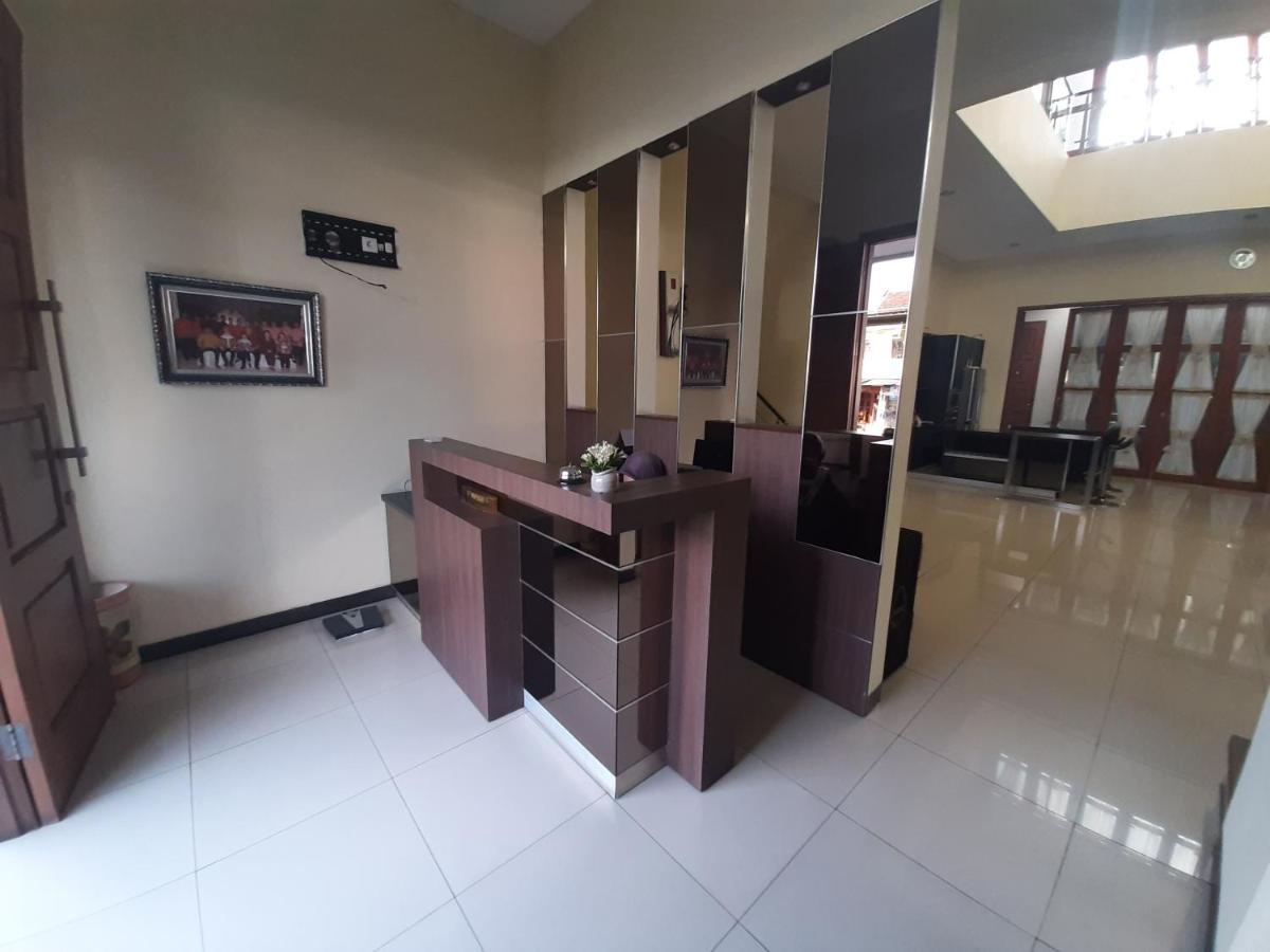 Alloro Guesthouse Pacitan Eksteriør bilde