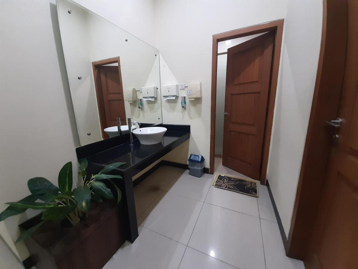 Alloro Guesthouse Pacitan Eksteriør bilde